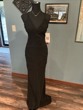 Emerald Sundae Black Sleeveless Fitted Maxi Dress